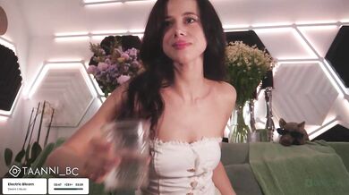 Taanni - Porn Video [Bongacams]: seductive shivers, fingering, elegant waistline