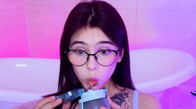 CoralineJones - Porn Video [Bongacams]: energetic entertainer, stunning cleavage, enthusiastic streamer