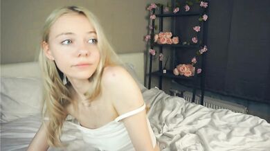 PeggyBurks - Porn Video [Cam4]: online footage, sultry whispers, perfectly formed bust