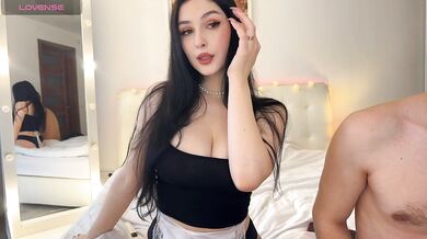 franksalise - Porn Video [Bongacams]: vibrant streamer, elegant melons, sensual décolletage