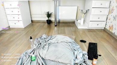 JennySnow - Porn Video [Bongacams]: popular internet personality, engaging broadcaster, talented streamer