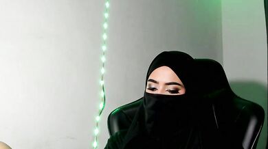 Azahara_ahmad's tight shaved pussy gets toasted by a cheap camera