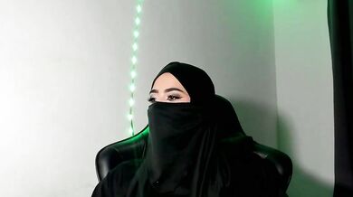 Azahara_ahmad's tight shaved pussy gets toasted by a cheap camera