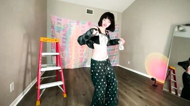 Mesmerizing temptress - Radiant frame - Exquisite curves and Elegant beauty