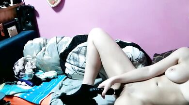 Watch the sexymelli18 cam girl record herself pleasuring herself in public with a vibrator