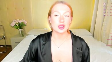 Hollyylee's Perfect Symmetry: A Sensual Encounter with a Sensual Backside