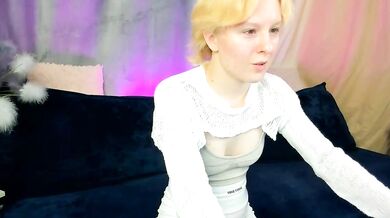 Watch Nicole_hiness tease and moan in erotic fashion!