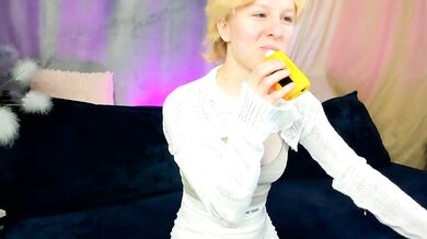 Watch Nicole_hiness tease and moan in erotic fashion!