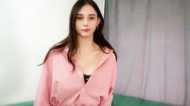 MerylBlackhurst - The ultimate cam girl - Voluptuous curves, perfect dÃ©colletage, and vibrating streamer