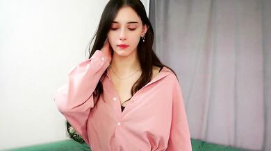 MerylBlackhurst - The ultimate cam girl - Voluptuous curves, perfect dÃ©colletage, and vibrating streamer