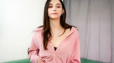 MerylBlackhurst - The ultimate cam girl - Voluptuous curves, perfect dÃ©colletage, and vibrating streamer