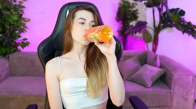 Watch Alluring goddess Bright Diamond's backside in action - Live Show