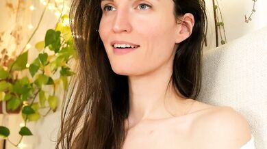 Yulladao's Live Interaction with Beautiful Curves: A Camgirl's Delight!