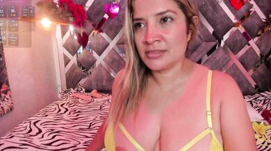 GrettaBelli - Porn Video [Cam4]: live cams, breathtaking charmer, luscious rear