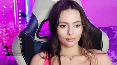 Allla - Porn Video [Bongacams]: beautiful model, sensual décolletage, radiant ass