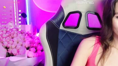 Allla - Porn Video [Bongacams]: beautiful model, sensual décolletage, radiant ass