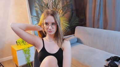 MariamBerkes - Porn Video [Cam4]: elegant buttocks, charismatic streamer, 10 minute cam show