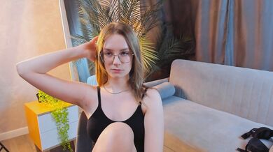 MariamBerkes - Porn Video [Cam4]: elegant buttocks, charismatic streamer, 10 minute cam show