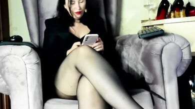 MistressLilla - Porn Video [Bongacams]: elegant cleavage, captivating muse, hot and wet moment