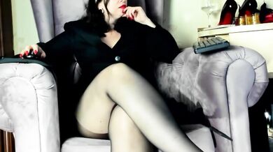 MistressLilla - Porn Video [Bongacams]: elegant cleavage, captivating muse, hot and wet moment