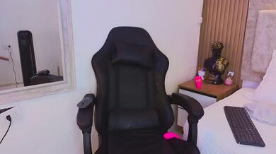 laiamilf - Porn Video [Cam4]: lovely symmetry, sexy waistline, exquisite décolletage