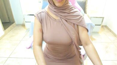 Aida_Farhat strips and toys her armpits in public with a vibrator