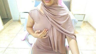 Aida_Farhat strips and toys her armpits in public with a vibrator