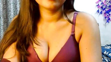 Hot__surbhi flaunts her smoking-hot Indian body in a steamy solo session on private cam2cam