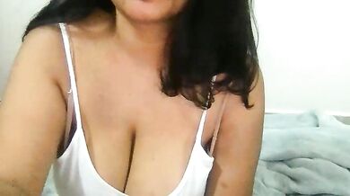 Honeyboobies7249 gives a young curvy babe the best handjob in a hot role-play session