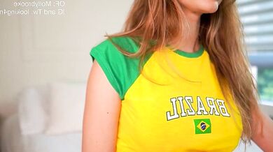 Watch newmollybrooke's stunning curves and seductive frame in this hot cam video