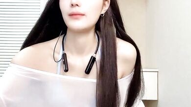 MiaRosey goes wild with HD cam2cam twerking in upskirt & flashing action