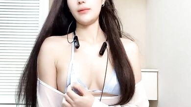 MiaRosey goes wild with HD cam2cam twerking in upskirt & flashing action