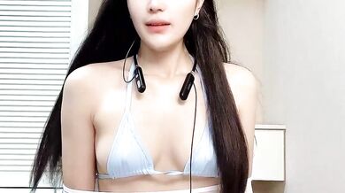 MiaRosey goes wild with HD cam2cam twerking in upskirt & flashing action