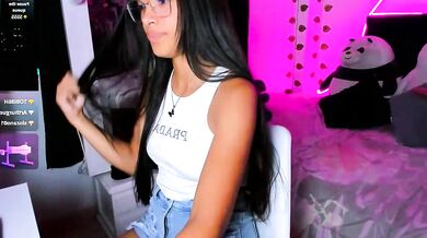 Vickysth's new petite body gets a shaved-trimmed blowjob & wild dildo ride in Venezuela