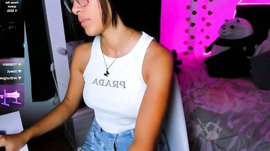 Vickysth's new petite body gets a shaved-trimmed blowjob & wild dildo ride in Venezuela