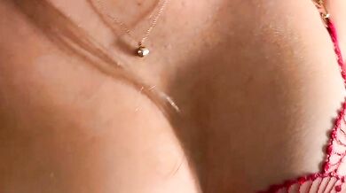 Keeliebaby's stunning curves get broadcast in a hot cam show