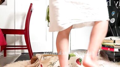 Check out the stunning goddess online: A seductive goddess in nudes, her juicy ass and glutes teased with tantalizing secrets!