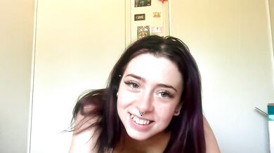 Angelcak3s captures her perfect frame & captures your lustful attention