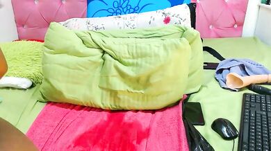 Hotty-boobsxxx's curvy body twerks in doggy-style and flashes for your viewing pleasure!