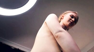 Watch Bewitching goddess Bountiful's chest & legs in action on Webcasting footage