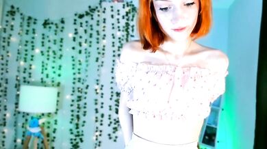 Lilkitty_bigme0w's seductive assets get exposed in hot nudes