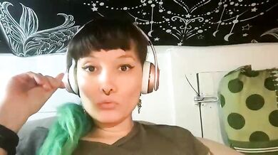 Petite brunettes FRRANNKIE give dirty talk and finger-bang for your viewing pleasure.