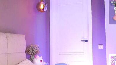 Watch Mesmerizing Chest Passion Quake as Sexy Cam Girl Tries to Reach a Goal