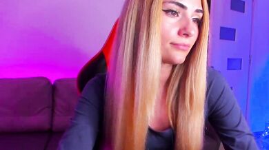 meow - Porn Video [Bongacams]: captivating cleavage, dynamic host, quick flirt session