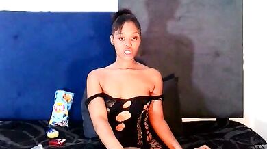 ReginaStar16 flaunts her oiled-up body & tight shaved pussy in romantic cam show