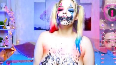 Watch DorisGaillard cosplay and give a private handjob to her own private parts