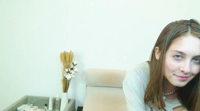 Rubi_malone seduces with her tantalizing buttocks and fiery tongue in hot cam video