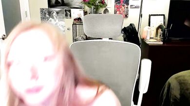 Eve003300, the hot cam girl, goes wild with her curvy body and tantalizing moves