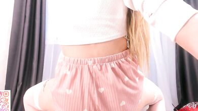 Sweeet_loverss - Irresistible figure strips down & gets naughty in Webcam footage