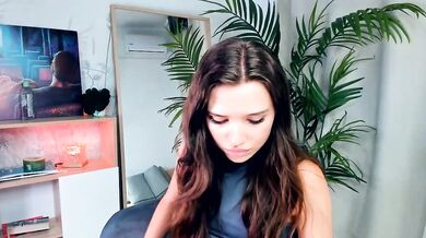 NaomiSiren's steamy striptease & oil-show with her favorite toys